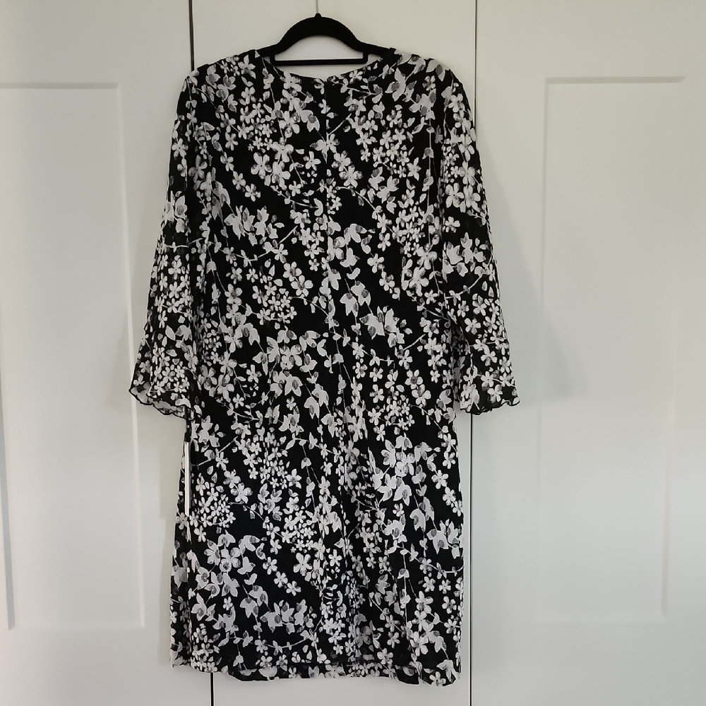 Karl Lagerfeld Black and White Sheath Dress with V-Neck Bishop Sleeves - Picture 2 of 6